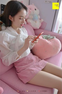 女性去掉所有服装的样子